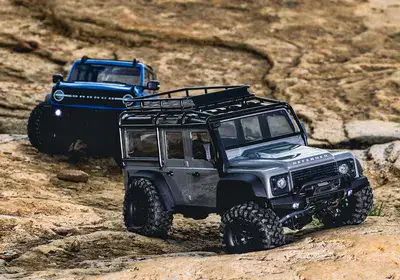 זחלן טרקסס 1/18 דגם דיפנדר TRX-4M מוכן לנסיעה בצבע כסוף