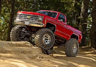 זחלן טרקסס 1/10 דגם TRX-4 הנעה 4X4 דגם שברולט K10 בלייזר 1979 פיקאפ בצבע נחושת מטאלי מהדורה מוגבהת מוכן לנסיעה