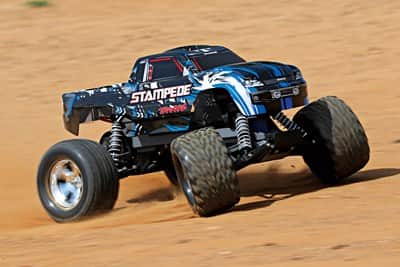 טרקסס סטאמפיד - 2X4 1/10 סטאדיום טראק ( כולל סוללה 7.4 ליפו ומטען )